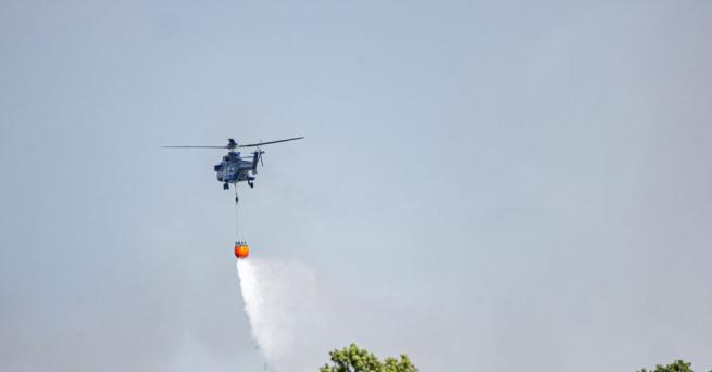 Хиляди пожарникари войници и служители на Гражданска защита се борят