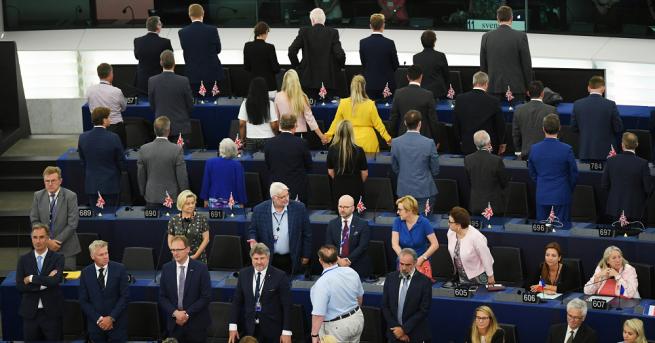 Британските евродепутати от Партията на Брекзита на Найджъл Фараж се