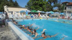 курс по плуване