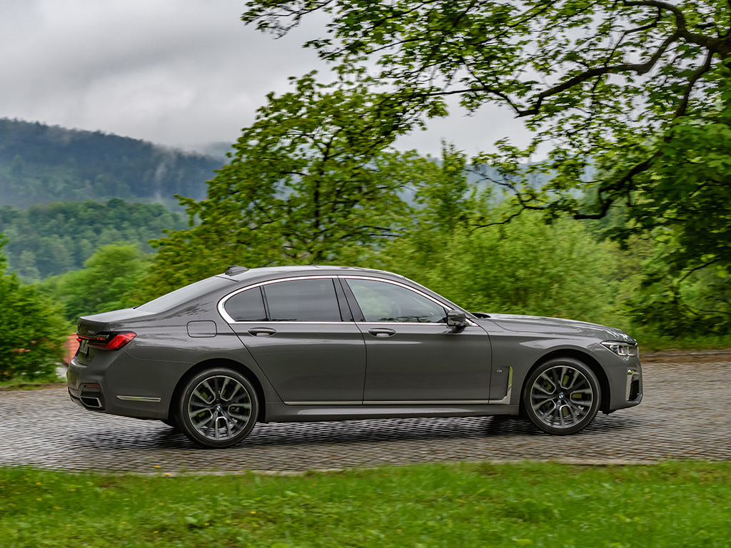 Баварските инженери и дизайнери са направили автомобил, който предлага върховен лукс, допълнен с най-богатия и модерен технологичен арсенал, съчетани с ускорение до 100 км/ч за 4 секунди!