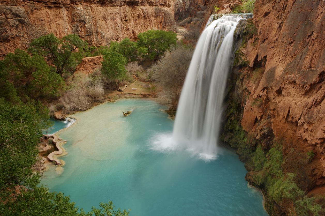 Водопадът Хавасу в Аризона пада директно в един от най-красивите естествени басейни в света.