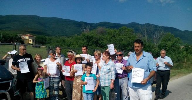 С мирен протест жители на пазарджишкото село Црънча посрещнаха военния министър