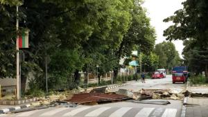 Бурен вятър отнесе част от покрива на общината в Дългопол