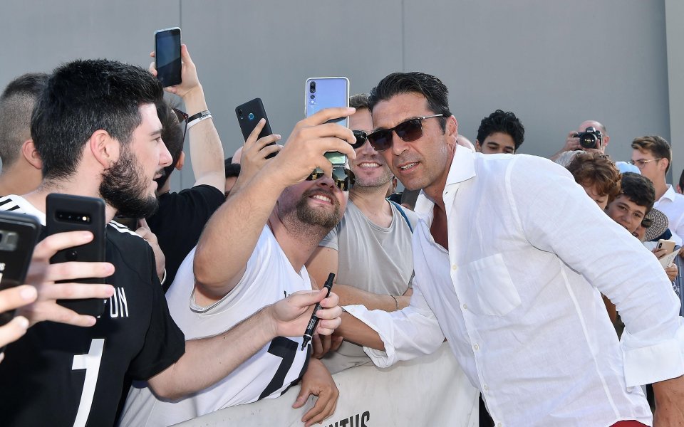 Агентът на Джанлуиджи Буфон потвърди, че стражът е отказал оферти