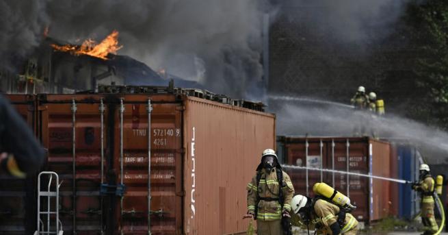 Голям пожар избухна на територията на търговски център в берлинския
