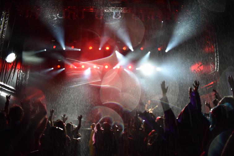  Лошото време не съумя да помръчи настроенитето и еуфорията на хиляди меломани, които се забавляваха на цялостни обороти, без да ги интересува, че са мокри до кости. 