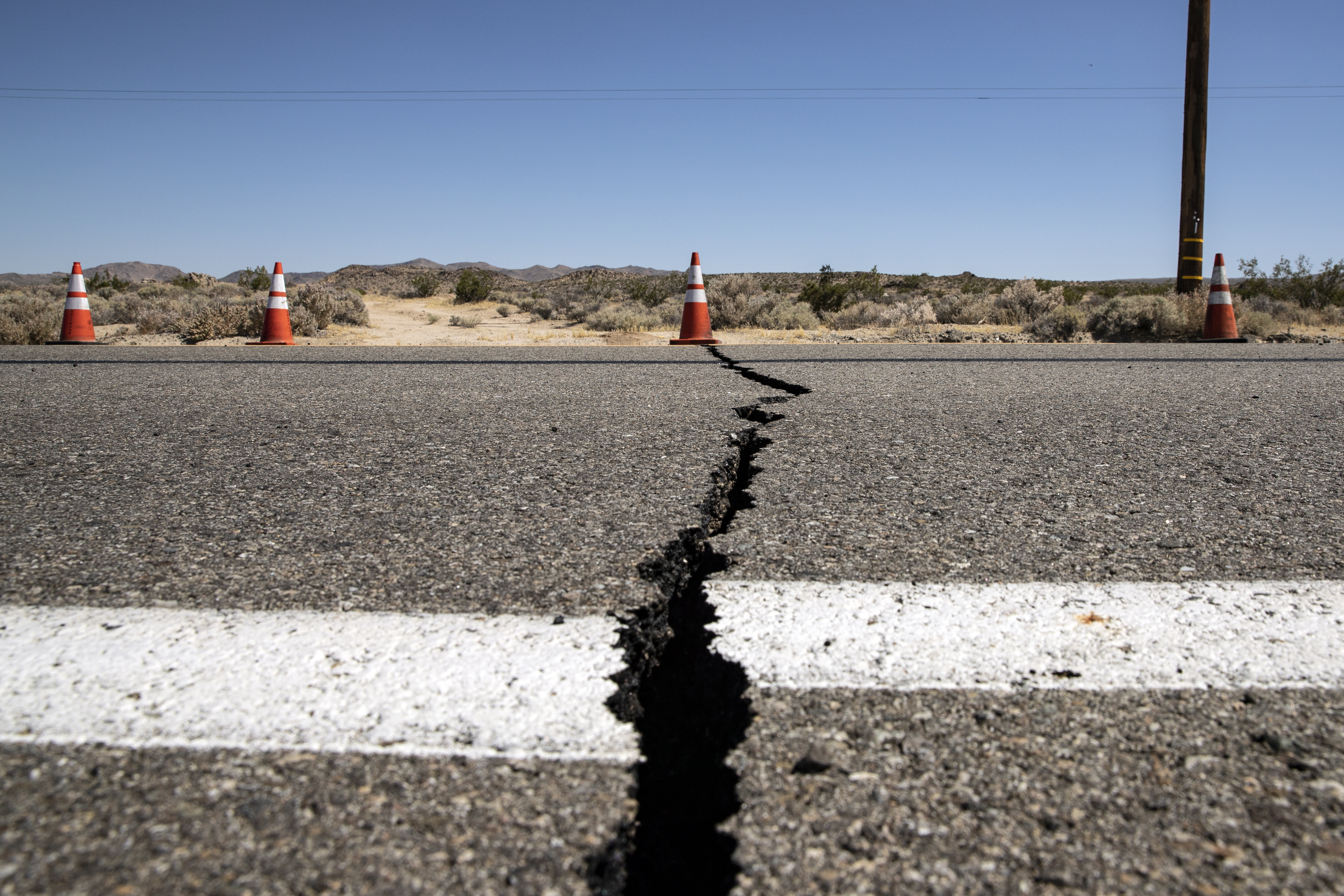 В четвъртък земетресение с магнитуд 6,4 беше регистрирано в Южна Калифорния близо до град Риджкрест, на около 175 км североизточно от Лос Анджелис, на дълбочина от 9 км, съобщи Геофизичният институт на САЩ. То се смята за най-голямото в Южна Калифорния след земетресението с магнитуд 6,6 от 1994 г. в Нортридж, което стана в гъстонаселен район на Лос Анджелис и причини щети за милиарди долари.
