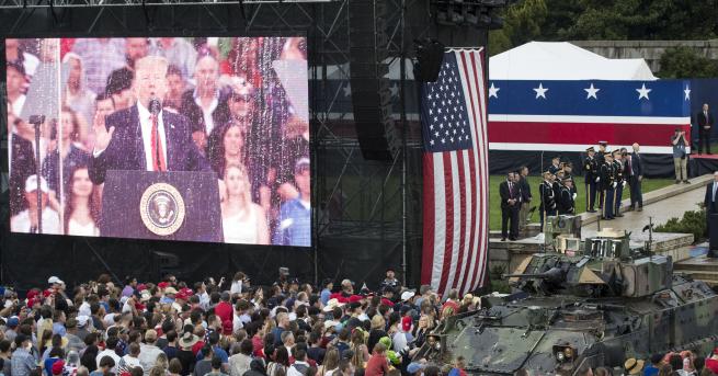 Свят Тръмп между танкове вдъхновен от парада за Деня на
