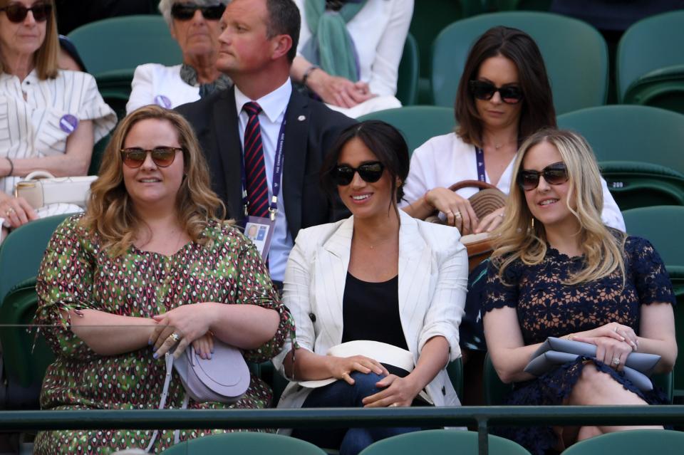 Херцогинята от Съсекс Меган Маркъл се появи изненадващо на Уимбълдън. Тя присъства на тенис мач на приятелката й Серена Уилямс. Това е втора публична поява на съпругата на принц Хари в рамките на седмица. Меган бе облечена в характерния за нея стил - в черно и бяло.