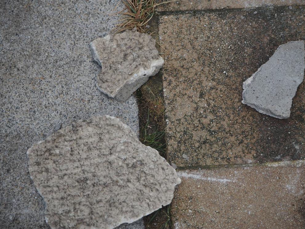 Камъни падат от общината