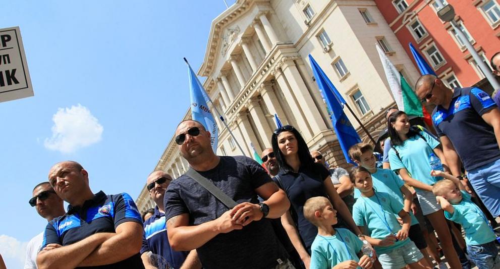  служители на реда митинг 