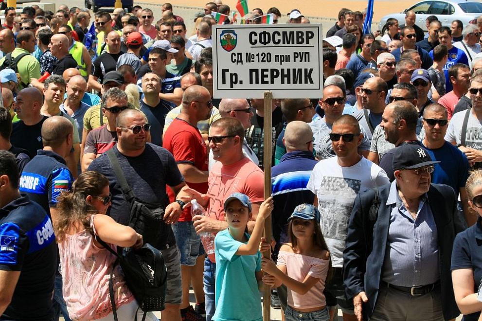  служители на реда митинг 