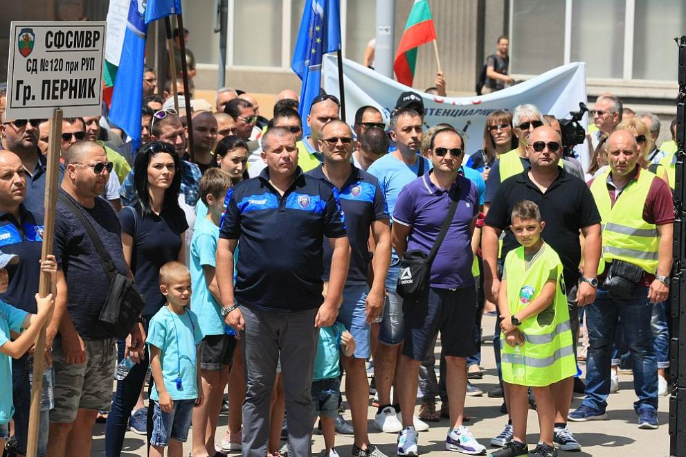  служители на реда митинг 