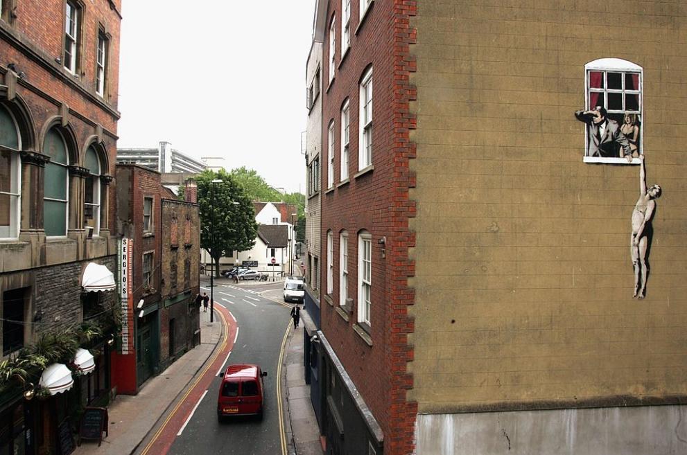 Графити на Бански има най-вече в Лондон, но и навсякъде по света, докато самоличността му е обвита в мистерия от години