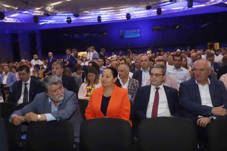  Делегатите на изключителното национално заседание на Политическа партия ГЕРБ освободиха Цветан Цветанов от поста зам.-председател на партията и от поста член на Изпълнителната комисия на партията. 