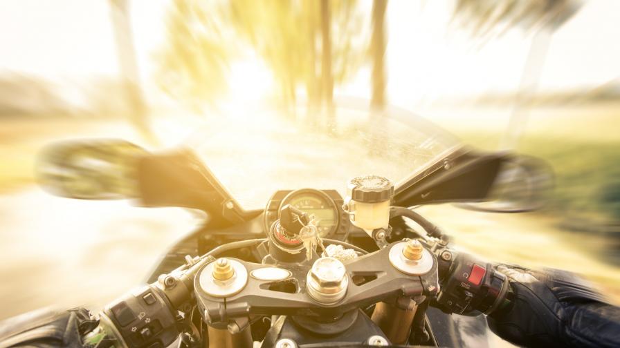  Мотоциклетист почина при злополука с лека кола 