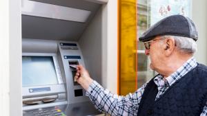 пенсионер пари пенсия банкомат