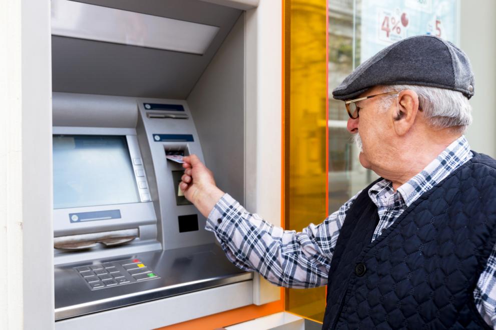пенсионер пари пенсия банкомат
