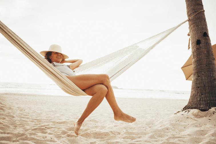  Старайте се да нанасяте постоянно еликсир за устни със слънцезащитна функционалност денем. Продължете с хидратацията им след плаж, до момента в който не почувствате още веднъж мекост и комфорт. 