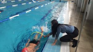 Дете с аутизъм и счупен крак взе изпитите за спортно