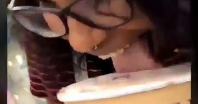 Видео на момиче в магазин което облизва кутия със сладолед