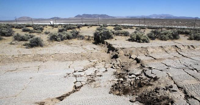 Земните трусовете в Калифорния образуваха пукнатина в земята в пустинята