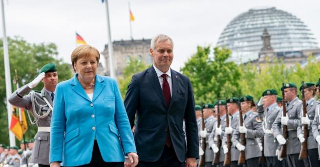 Германската канцлерка Ангела Меркел беше забелязана да трепери отново по време на