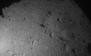  Кадър от апарата Hayabusa2 по време на снижаването му към метеорита Ryugu 