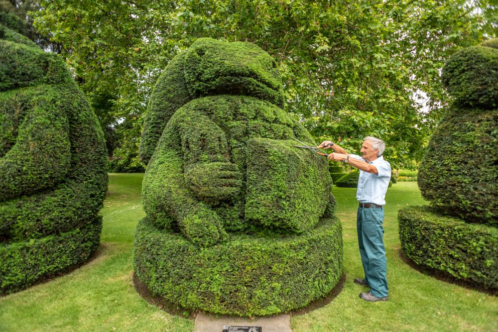 Главният градинар на Hall Place and Gardens в Бексли Крис Райли се пенсионира преди 5 години, но се връща веднъж годишно като доброволец, за да подстригва известните кралски топиари, засадени през 1953 г. По този начин той отбелязва годишнината от коронацията на кралица Елизабет II.