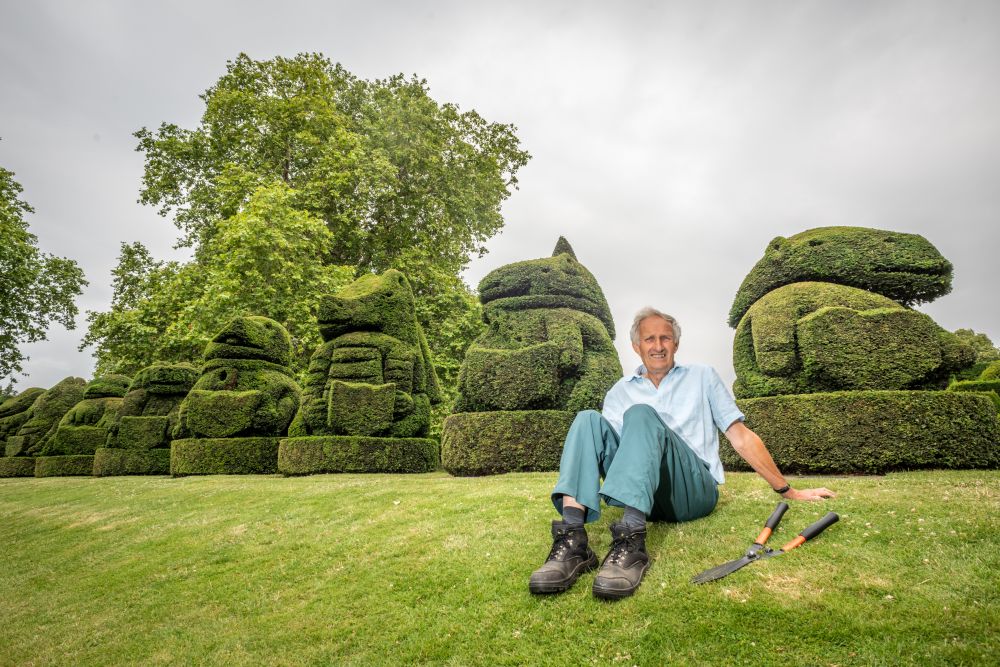 Главният градинар на Hall Place and Gardens в Бексли Крис Райли се пенсионира преди 5 години, но се връща веднъж годишно като доброволец, за да подстригва известните кралски топиари, засадени през 1953 г. По този начин той отбелязва годишнината от коронацията на кралица Елизабет II.