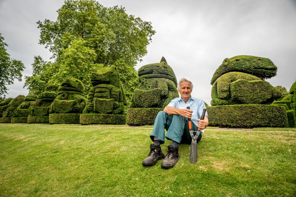 Главният градинар на Hall Place and Gardens в Бексли Крис Райли се пенсионира преди 5 години, но се връща веднъж годишно като доброволец, за да подстригва известните кралски топиари, засадени през 1953 г. По този начин той отбелязва годишнината от коронацията на кралица Елизабет II.