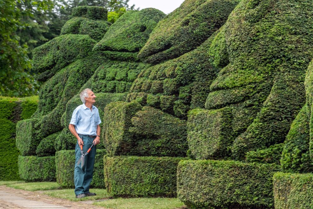 Главният градинар на Hall Place and Gardens в Бексли Крис Райли се пенсионира преди 5 години, но се връща веднъж годишно като доброволец, за да подстригва известните кралски топиари, засадени през 1953 г. По този начин той отбелязва годишнината от коронацията на кралица Елизабет II.