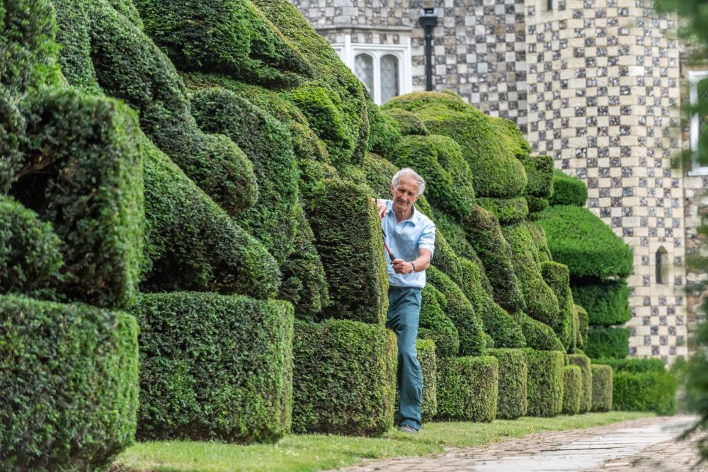 Главният градинар на Hall Place and Gardens в Бексли Крис Райли се пенсионира преди 5 години, но се връща веднъж годишно като доброволец, за да подстригва известните кралски топиари, засадени през 1953 г. По този начин той отбелязва годишнината от коронацията на кралица Елизабет II.