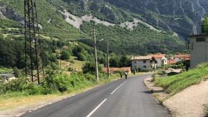 Асфалтиран път