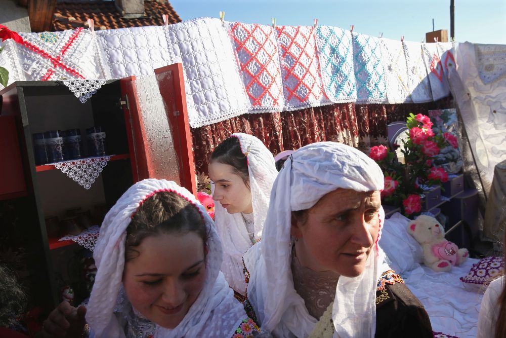 Покъщнината се събира от родителите на булката още от раждането й. Когато тя се омъжи й се подарява всичко, което ще й бъде необходимо за едно домакинство. 