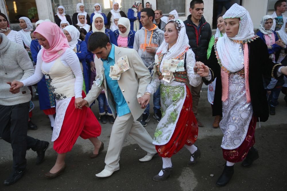 Веселбата продължава два дни. Всички от селото излизат, за да видят младоженците и да се веселят заедно с тях. 