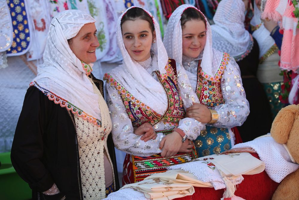 Покъщнината се събира от родителите на булката още от раждането й. Когато тя се омъжи й се подарява всичко, което ще й бъде необходимо за едно домакинство. 