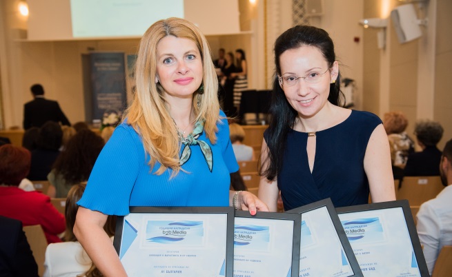 Илияна Захариева, директор Корпоративни комуникации и Биляна Дражева, мениджър Вътрешни комуникации в А1, с наградите, които компания получи на b2b Media Award