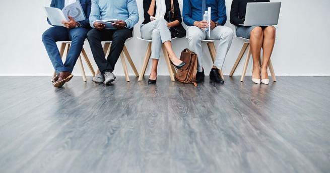 Британска студентка която измисли стол принуждаващ мъжете да седят с