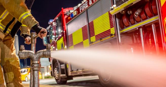 Пожарникари гасят пожара който избухна снощи в студиото Уорнър Брос