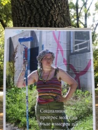  На разнообразни местоположения в Пловдив хората могат да видят посланието на българските дами, които са пресъздадени като постери. 