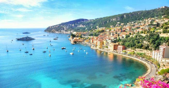 Туристическият сезон в Ница е целогодишен. Пикът му обаче идва