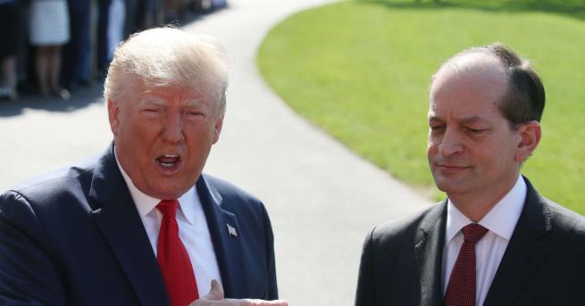 Американският министър на труда Алекзандър Акоста подаде оставка във връзка