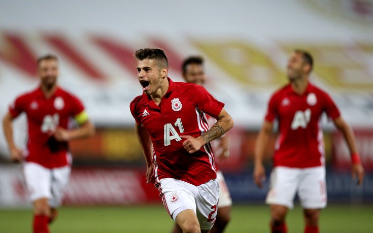 Люпко Петрович и Добри Митов залагат на 18-годишен футболист