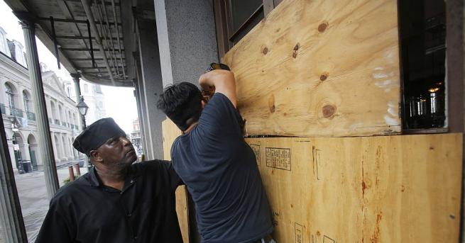 Мощната тропическа буря Бари започна да удря Луизиана предаде Асошиейтед