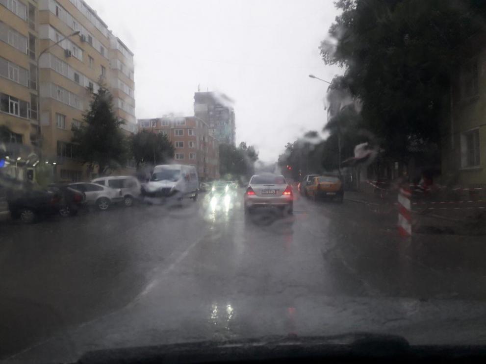 Валежите продължават