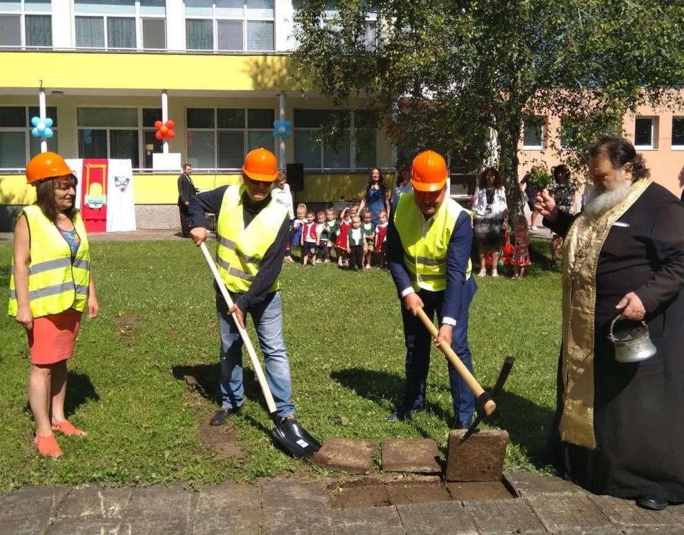 Инж. Емануил Манолов направи първа копка на нови площадки за игра в Детската ясла в Павликени