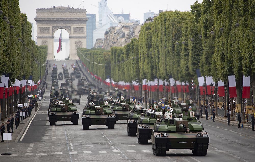 Военен парад в Париж