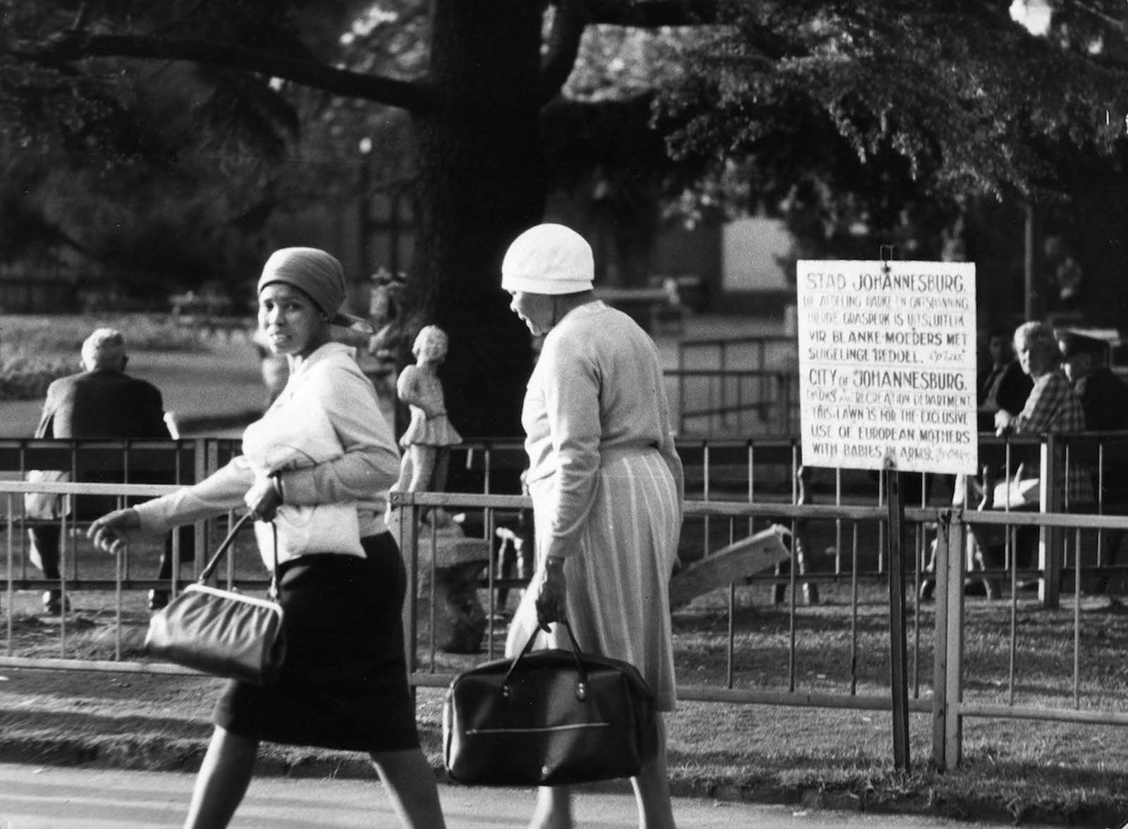 <p>1971, Йоханесбург: Място в парка, отделено само за европейски жени с бебета.</p>