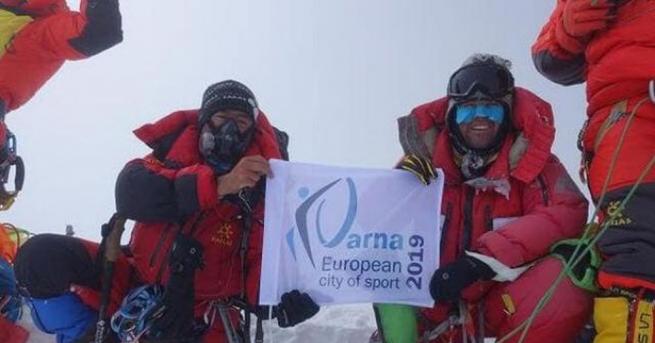 В 4 09 часа българско време алпинистът Атанас Скатов се